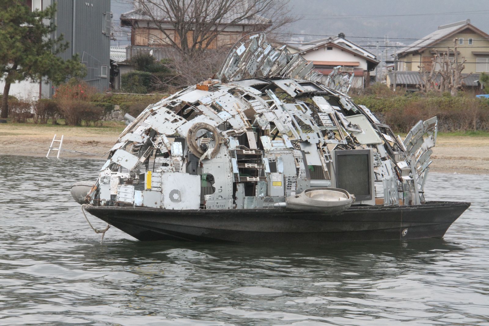 巨大な魚」アートの大航海！－琵琶湖で揺れる「はこぶね」 | 瓜生通信