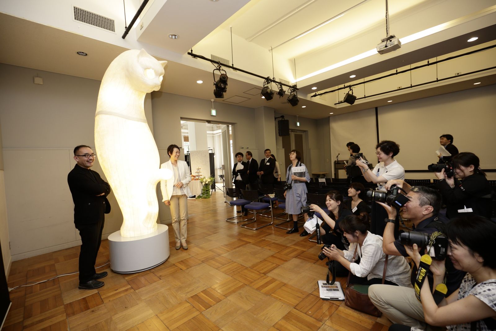 フランス・パリ「SHIP'S CAT展」― ヤノベケンジ教授・和紙作家