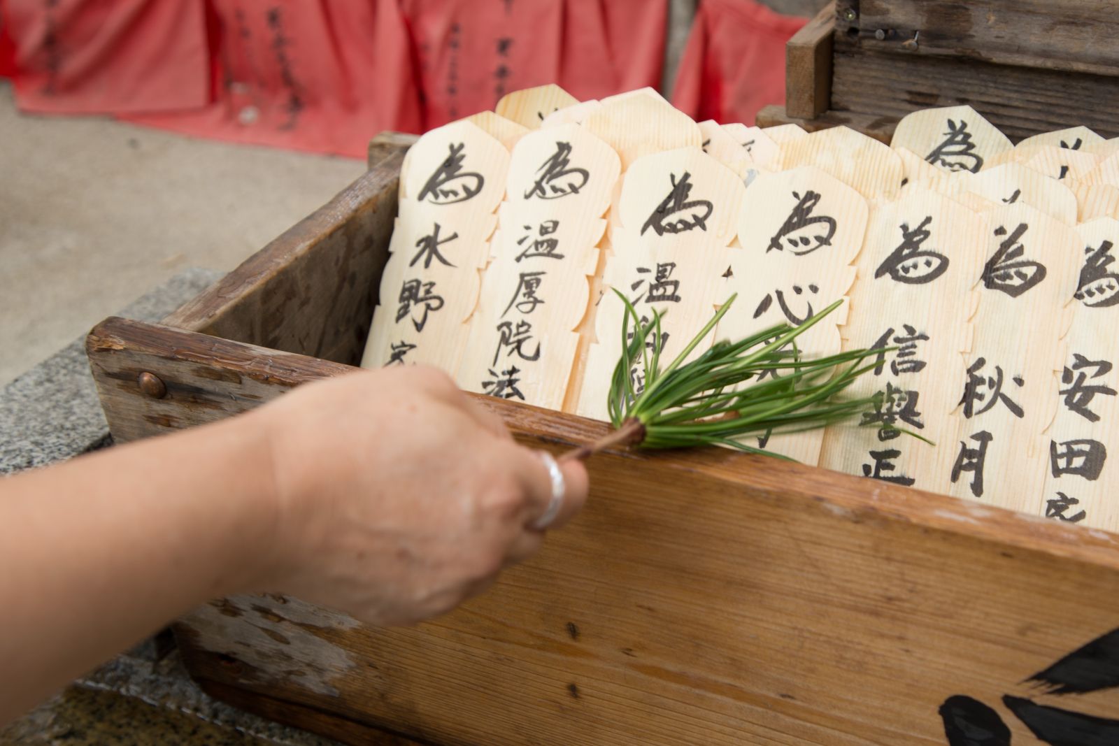 お精霊（しょらい）さんを迎える六道まいりと六波羅蜜寺万燈会（まん